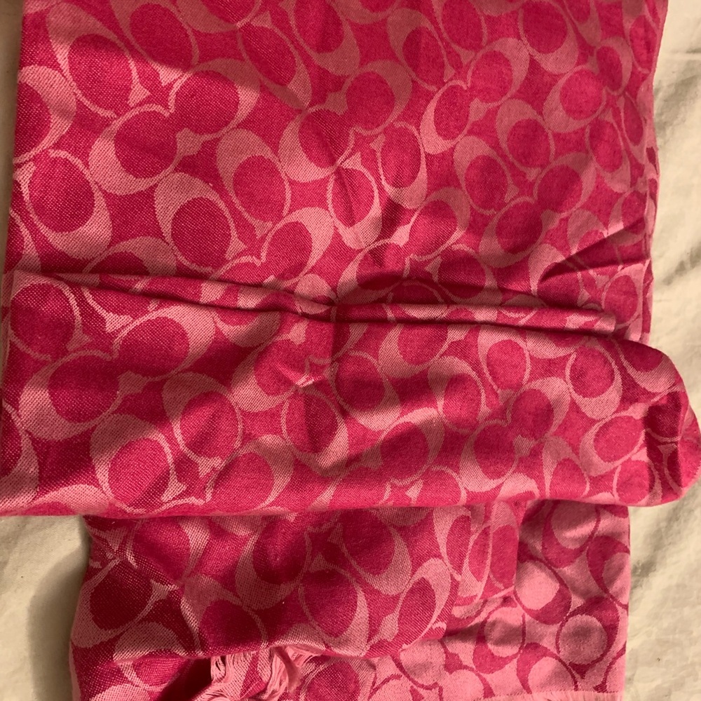 Beautiful brand new authentic Coach  large scarf with Coach logo. Must have! - Picture 2 of 4